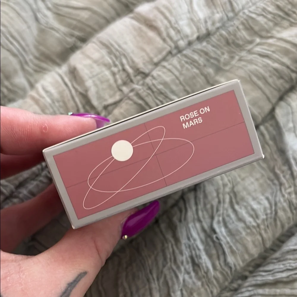 r.e.m. beauty HYPERNOVA SATIN MATTE BLUSH